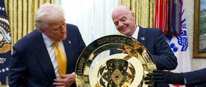 US-Präsident Donald Trump (l) und FIFA-Präsident Gianni Infantino mit der goldenen WM-Trophäe im Oval Office des Weißen Hauses.