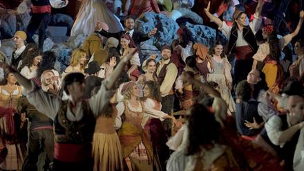 Wimmelbild. 480 Mitwirkende bevölkern bei Franco Zeffirellis „Carmen“-Inszenierung die Bühne.