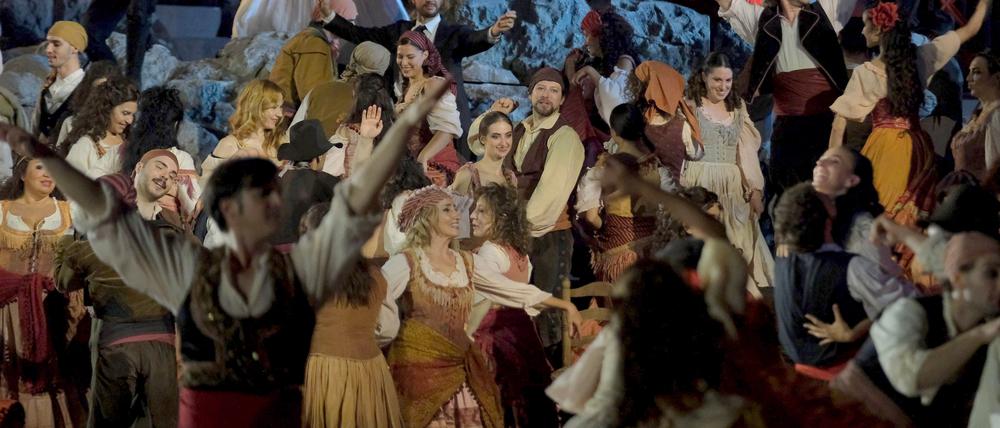 Wimmelbild. 480 Mitwirkende bevölkern bei Franco Zeffirellis „Carmen“-Inszenierung die Bühne.