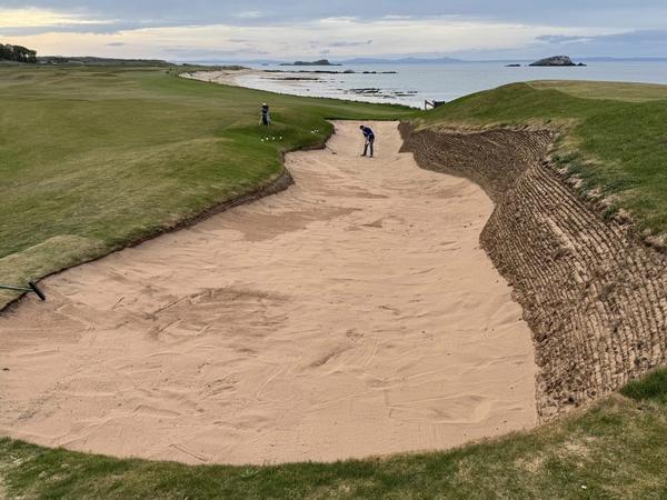 Golfbunker mit Golfer vor dem Schlag