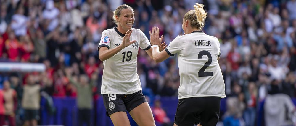 Klara Bühl jubelt mit Sarai Linder.