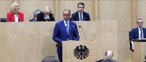 Bundeskanzler Friedrich Merz (CDU) hält bei der Plenarsitzung im Deutschen Bundesrat seine Antrittsrede. 