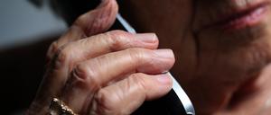 Nach einem erfundenen Todesfall zahlt eine 86-Jährige Bargeld an einen Betrüger vor ihrer Haustür in Wustermark im Kreis Havelland. (Symbolbild)