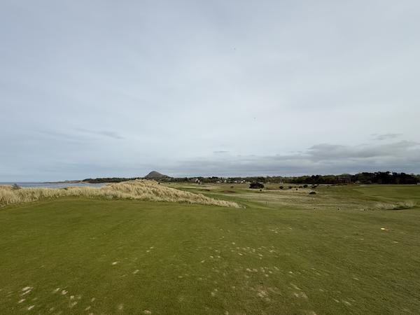 Der Blick vom Abschlag auf der 9. Links der Firth of Forth und vor der Nase einen absoluten Traum von Golfplatz.