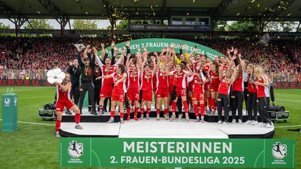 Das Team holte sich in Liga zwei die Meisterschale.