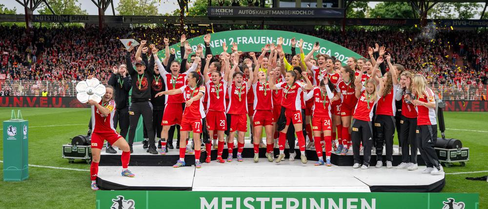 Das Team holte sich in Liga zwei die Meisterschale.