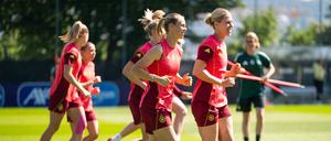 Die deutschen Fußballerinnen beim Warmlaufen.