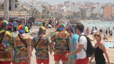 Spaziergänger auf der Strandpromenade Arenal auf Mallorca.