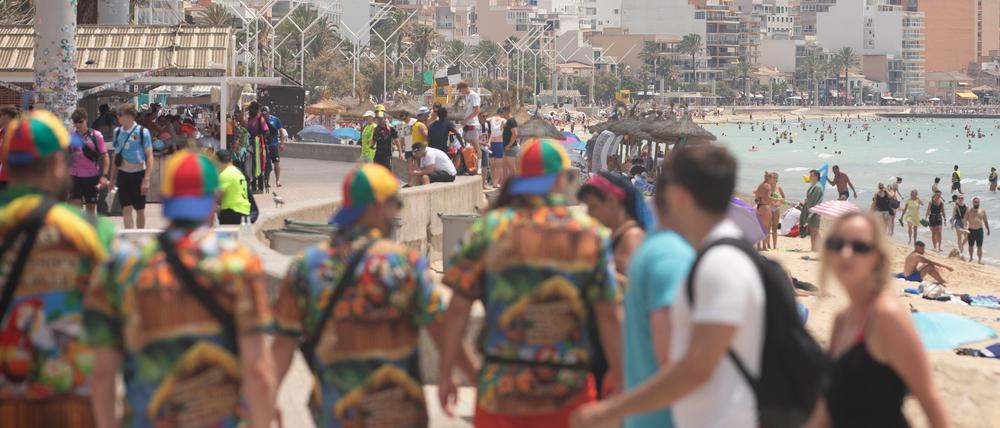 Spaziergänger auf der Strandpromenade Arenal auf Mallorca.