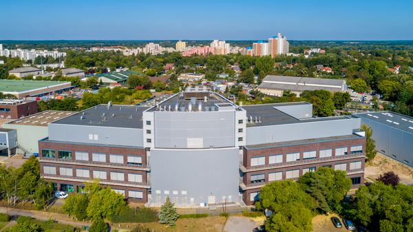 Blick von oben auf das Werksgelände von Aristo Pharma.