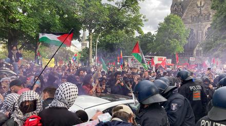 Menschen nehmen an der propalästinensische Demonstration zum Nakba-Tag teil. Der 15. Mai markierte den Nakba-Gedenktag, an dem die Palästinenser der Vertreibung vor 76 Jahren gedenken.