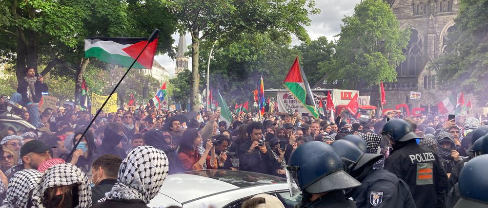 Menschen nehmen an der propalästinensische Demonstration zum Nakba-Tag teil. Der 15. Mai markierte den Nakba-Gedenktag, an dem die Palästinenser der Vertreibung vor 76 Jahren gedenken.