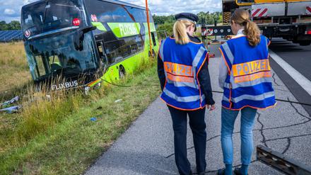 Von den Verletzten bei dem Busunfall auf der Autobahn 19 im Landkreis Mecklenburgische Seenplatte schwebte laut damaligen Polizeiangaben schon vergangenes Wochenende keiner in Lebensgefahr.