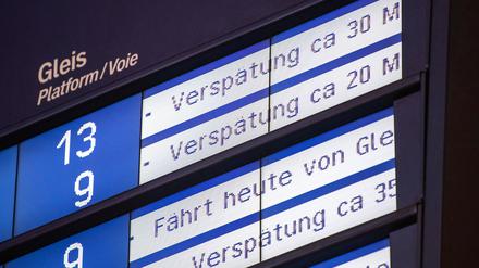Die Fernverkehrszüge der Deutschen Bahn erreichten im Juni nur 57,1 Prozent der Halte pünktlich. (Archivbild)