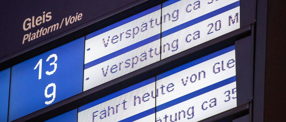Die Fernverkehrszüge der Deutschen Bahn erreichten im Juni nur 57,1 Prozent der Halte pünktlich. (Archivbild)