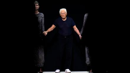 Mit einer Zeitungsanzeige verspricht Armani: „Wir sehen uns im September“. (Archivbild)
