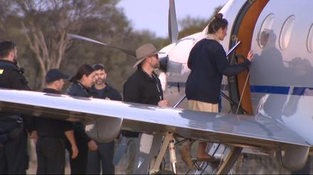 Ein Screenshot aus einem ABC-Fernsehvideo zeigt Carolina W. beim Einsteigen in ein Flugzeug. 