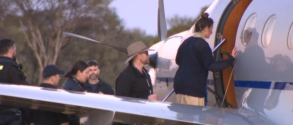 Ein Screenshot aus einem ABC-Fernsehvideo zeigt Carolina W. beim Einsteigen in ein Flugzeug.