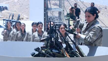 Historischer Moment: Kämpferinnen der PKK geben ihre Waffen ab.