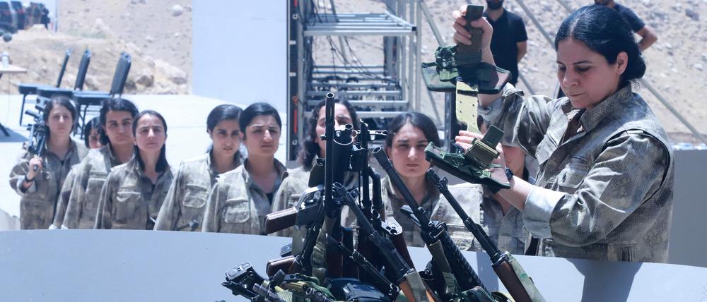 Historischer Moment: Kämpferinnen der PKK geben ihre Waffen ab. 