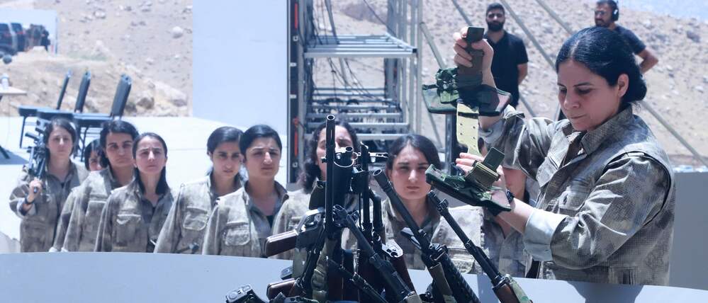 Kämpfer der PKK legen ihre Waffen nieder. 