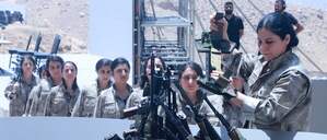 Historischer Moment: Kämpferinnen der PKK geben ihre Waffen ab.