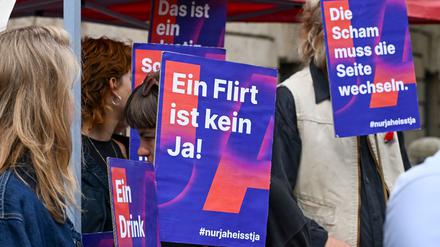 Der 38-jährige Angeklagte wird zu fünfeinhalb Jahre Haft verurteilt. Verschiedene Gruppen demonstrierten im Kontext des Prozesses.