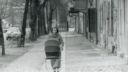 Das ist die Potsdamerin Regine Rüss, in der Otto-Nuschke-Straße (heute: Lindenstraße), die 1986 in unmittelbarer Nachbarschaft zum Stasiknast lebte.