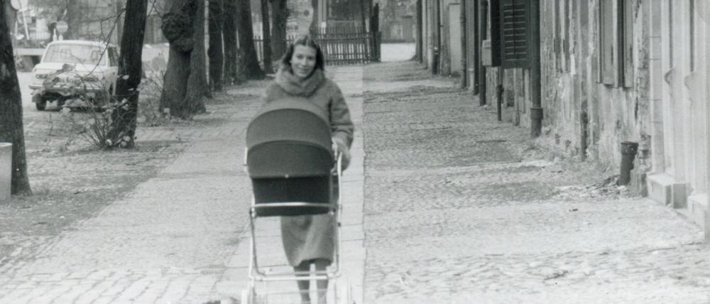 Das ist die Potsdamerin Regine Rüss, in der Otto-Nuschke-Straße (heute: Lindenstraße), die 1986 in unmittelbarer Nachbarschaft zum Stasiknast lebte.