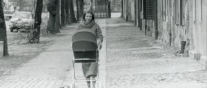 Das ist die Potsdamerin Regine Rüss, in der Otto-Nuschke-Straße (heute: Lindenstraße), die 1986 in unmittelbarer Nachbarschaft zum Stasiknast lebte.