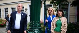 Frank Bruckmann (l-r), Vorstandsvorsitzender der Berliner Wasserbetriebe, Kerstin Oster, Vorständin Personal und Soziales der Berliner Wasserbetriebe, und Britta Behrendt (CDU), Staatssekretärin für Klimaschutz und Umwelt des Landes Berlin, an einer Schwengelpumpe im Nikolaiviertel. Berlin hat rund 2.000 solcher handbetriebenen Straßenbrunnen, die Berlin auch im Katastrophen- oder Verteidigungsfall versorgen sollen.