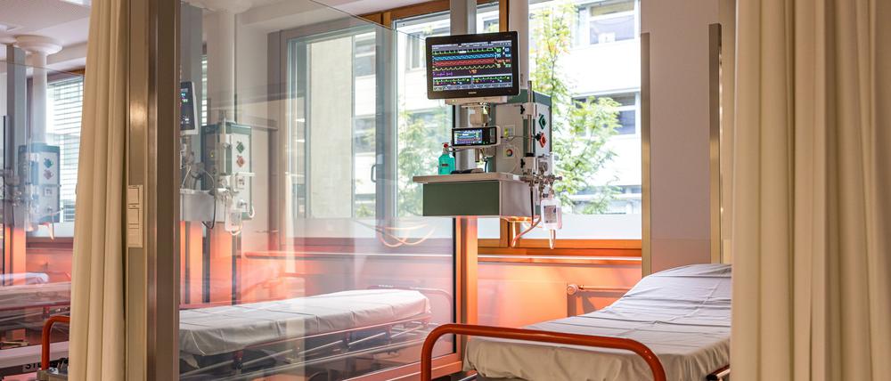 Beschäftigte der Klinik, die nicht Ärzte sind, erhalten nach der Einigung mehr Lohn. (Archivbild)