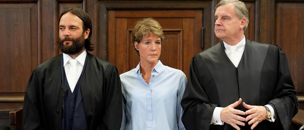 Christina Block und ihre Anwälte Otmar Kury (rechts) und Ingo Bott beim Prozessauftakt am Freitag.