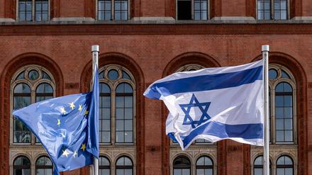 Flaggen der EU und Israels vor dem Roten Rathaus in Berlin.