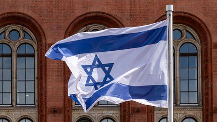 Seit Oktober 2023 hing die Israel-Flagge vor dem Roten Rathaus in Berlin.