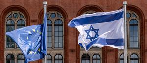 Die Flagge Israels weht vor dem Roten Rathaus in Berlin. Die Linke-Fraktion im Mitte fordert den Senat auf, die Nationalflagge zu entfernen.