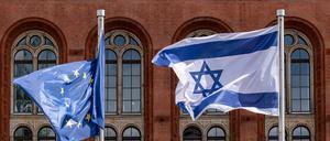 Die Flagge Israels weht vor dem Roten Rathaus in Berlin. Die Linke-Fraktion im Mitte fordert den Senat auf, die Nationalflagge zu entfernen.