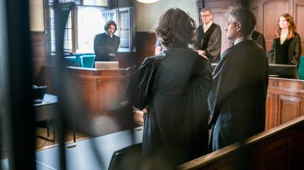 Blick in den Verhandlungssaal bei der Fortsetzung vom Prozess gegen einen 38-Jährigen, der eine junge Frau betäubt und vergewaltigt haben soll, bei dem der Angeklagte nicht anwesend ist.
