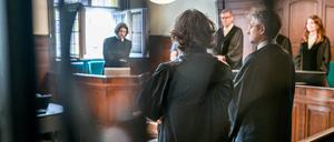 Blick in den Verhandlungssaal bei der Fortsetzung vom Prozess gegen einen 38-Jährigen, der eine junge Frau betäubt und vergewaltigt haben soll, bei dem der Angeklagte nicht anwesend ist.