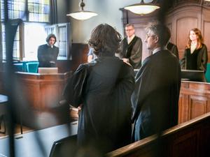 Blick in den Verhandlungssaal beim ersten Prozess gegen den 38-jährigen Marvin, der eine junge Frau betäubt und vergewaltigt haben soll. Bei dieser Sitzung war der Angeklagte nicht anwesend.