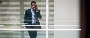 Krisentelefonate zwischen zwei Sondersitzungen seiner Unionsfraktion – Jens Spahn (CDU) am Freitag vor seinem Büro im Reichstagsgebäude