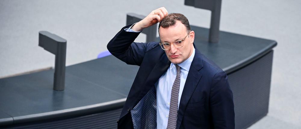Jens Spahn (CDU), Vorsitzender der Unions-Fraktion im Bundestag, verlässt in der Sitzungsunterbrechung den Plenarsaal. 