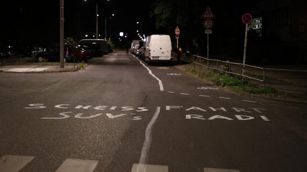„Scheiß SUV“ und „Fahrt Rad“ haben Aktivisten auf die Neumannstraße in Berlin-Pankow geschmiert.