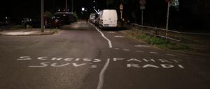 „Scheiß SUV“ und „Fahrt Rad“ haben Aktivisten auf die Neumannstraße in Berlin-Pankow geschmiert.