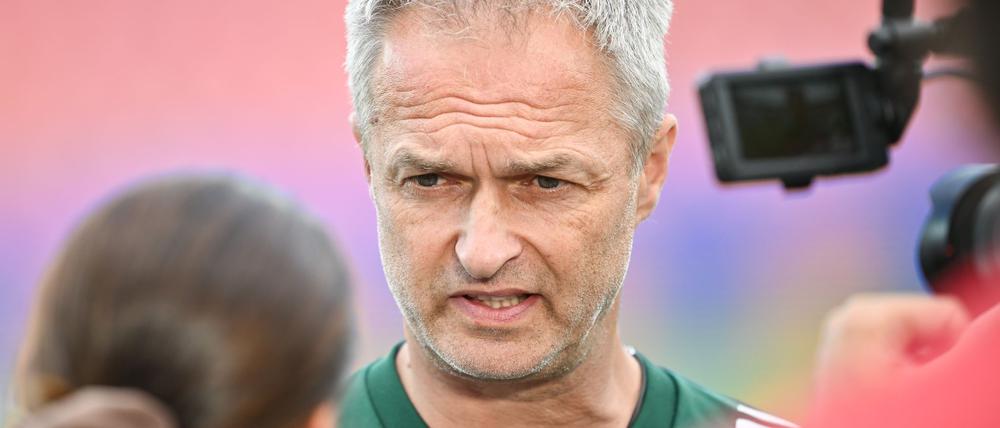 Bundestrainer Christian Wück vor dem Abschlusstraining in Zürich