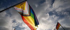Protest der Queer-Community vor dem Reichstagsgebäude. In Berlin kommt es immer wieder zu Übergriffen auf Homosexuelle sowie bisexuelle, trans- und intergeschlechtliche Menschen.