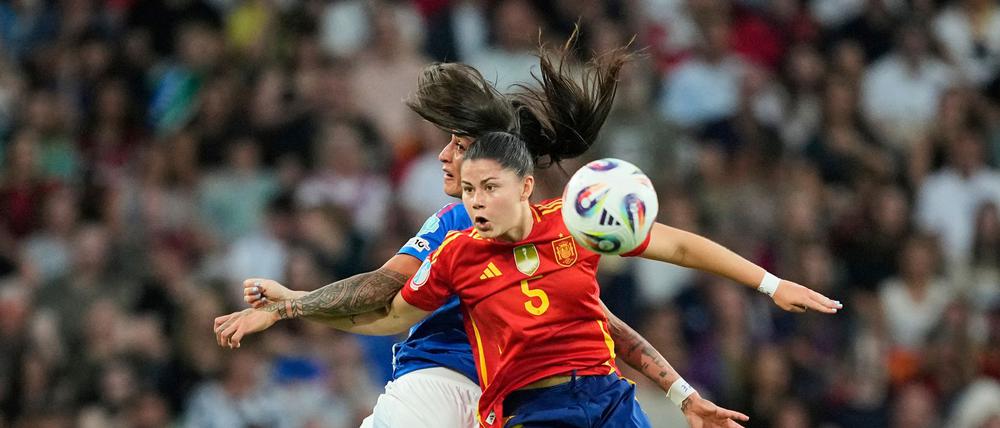 Spaniens María Méndez im Zweikampf mit Italiens Stürmerin Martina Piemonte.