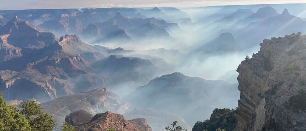 Rauch von Waldbränden liegt über dem Grand Canyon Nationalpark im Norden Arizonas.