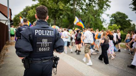 Auch kleine Christopher Street Days in Brandenburg werden nach gewaltsamen Attacken und Störungen verstärkt von der Polizei begleitet - wie hier vor Tagen in Falkensee. (Archivbild)
