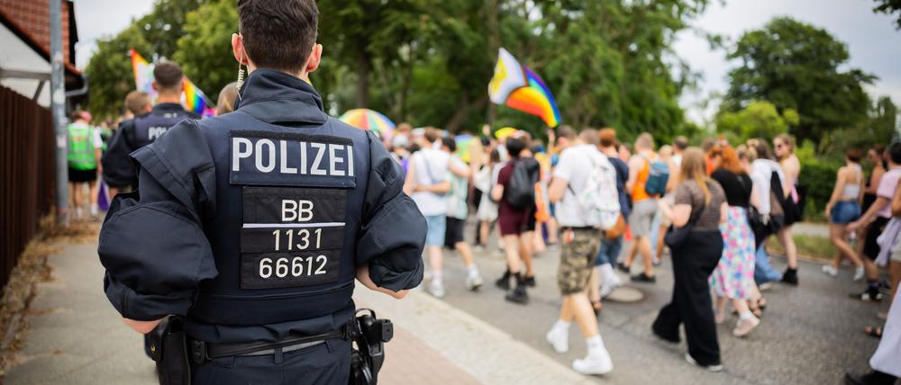 Auch kleine Christopher Street Days in Brandenburg werden nach gewaltsamen Attacken und Störungen verstärkt von der Polizei begleitet - wie hier vor Tagen in Falkensee. (Archivbild)